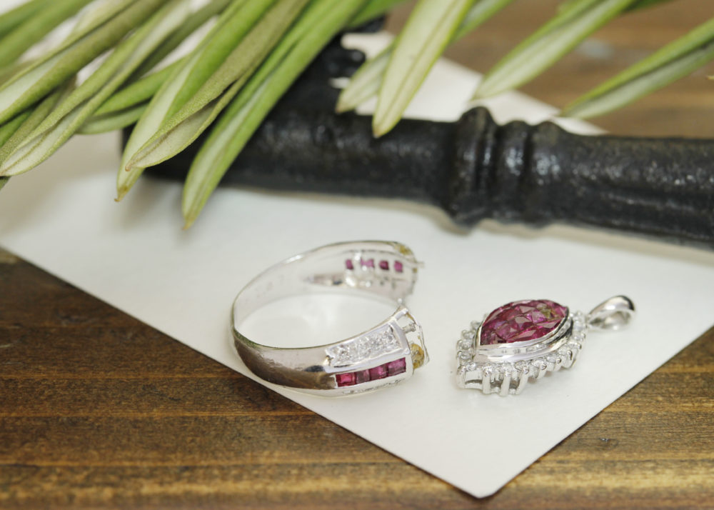 両サイドのルビーなどが多く欠如していたので、センターの部分をカットし、ネックレストップにさせていただきました。