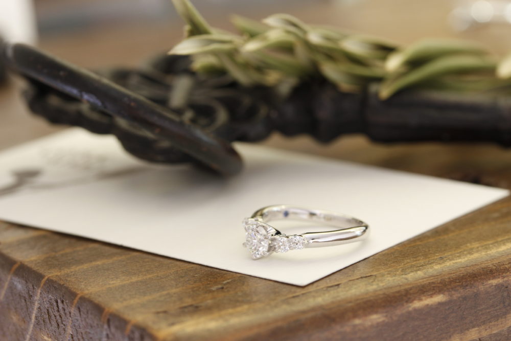 長年つけられる右手薬指用のダイヤモンドの指輪がこちら