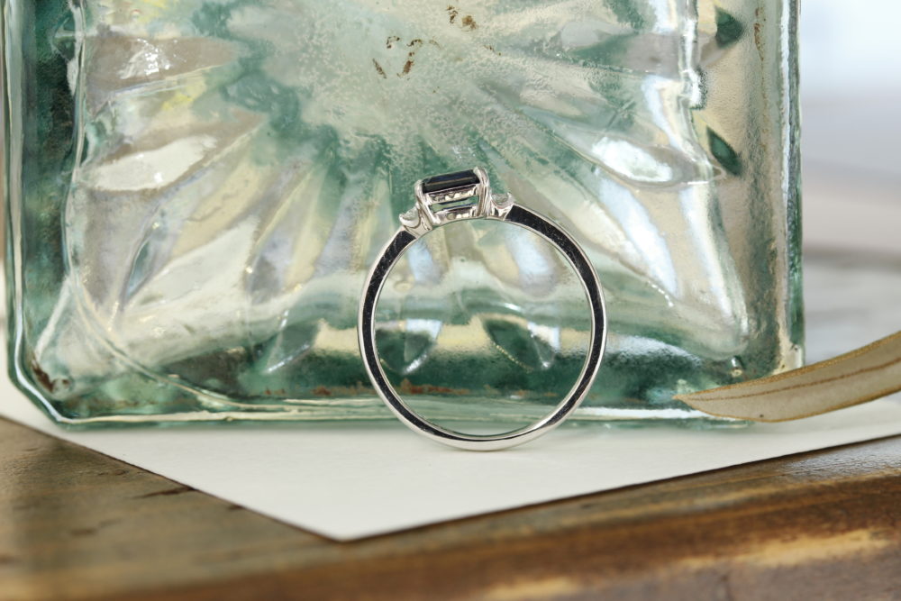 サファイアのセンター部分もこんなにコンパクトに