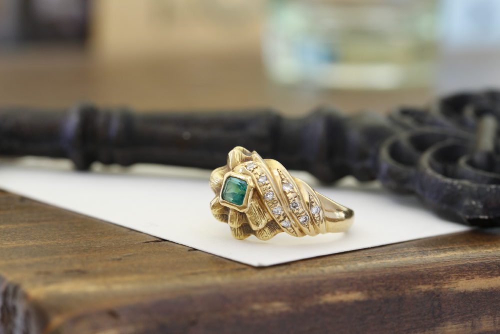 他店さんでご購入されたエメラルドのゴージャスな指輪