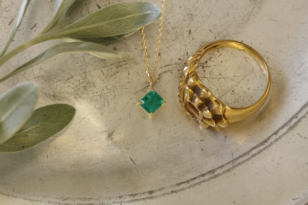 アンティークなエメラルドのK18の指輪を、ネックレスにリメイク