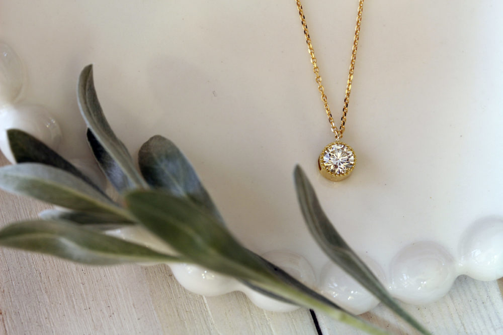 婚約指輪をネックレスに