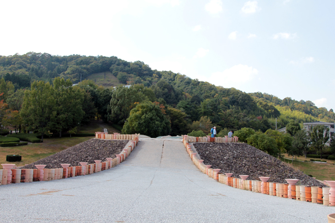 どこまでも続く、古墳上の道
