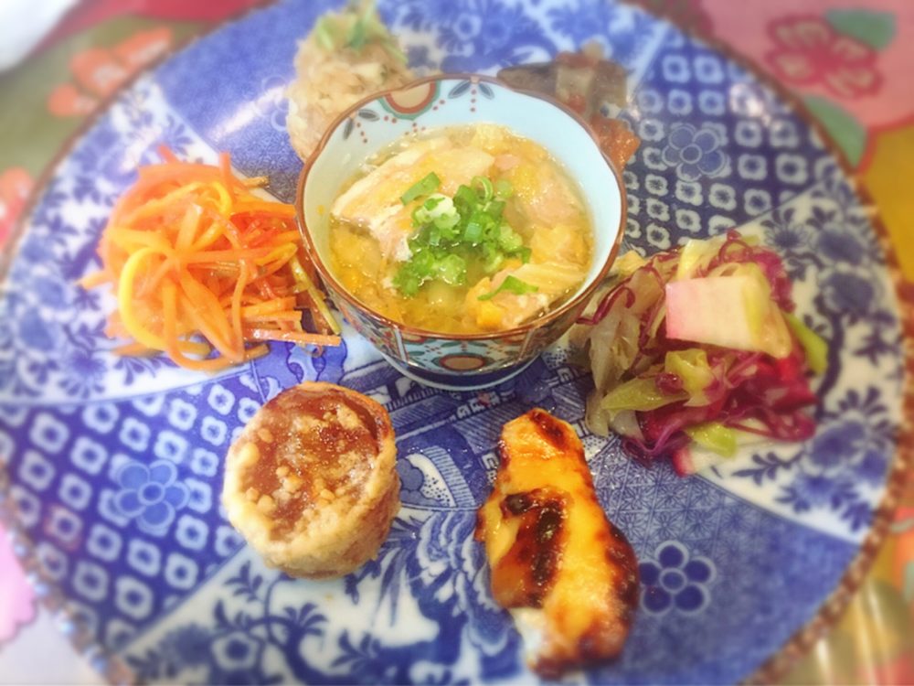 福山市駅家町の山の中のカフェでプレートランチ