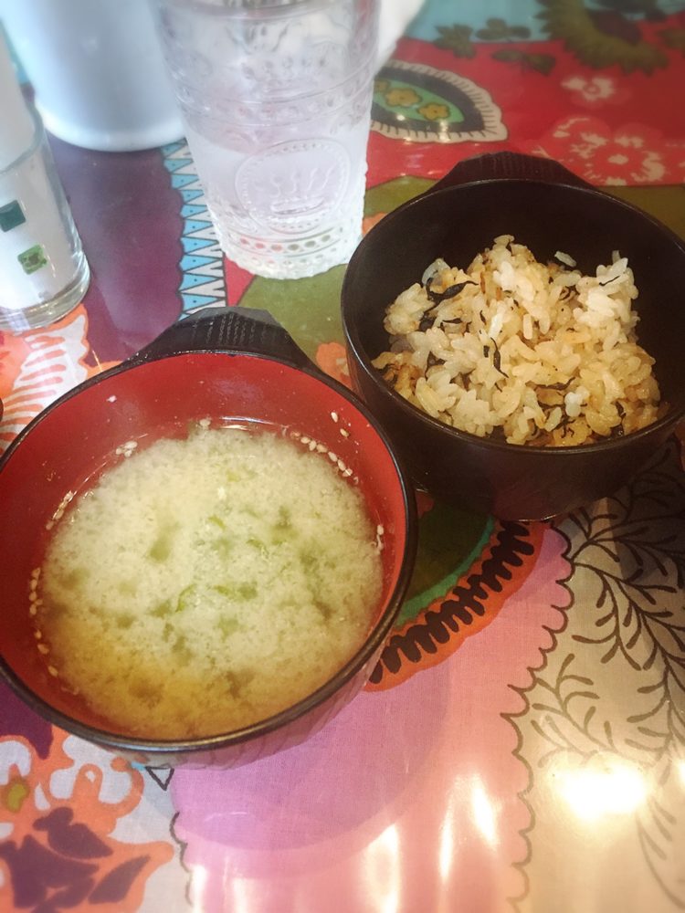 福山市駅家町の山の中のカフェでランチのごはんとお汁