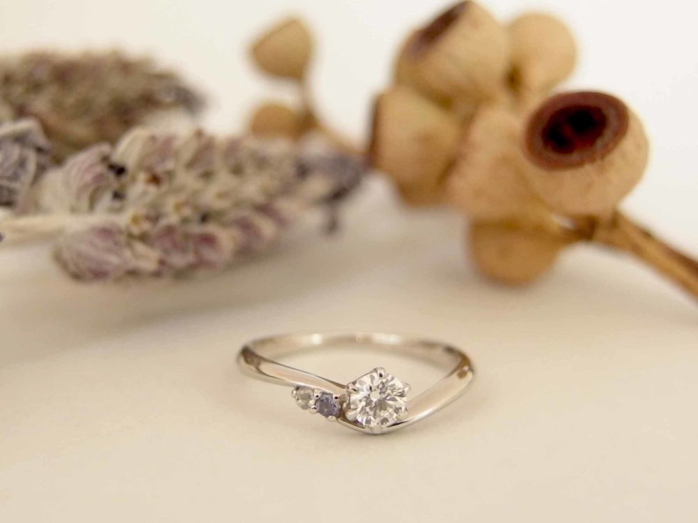 サイドに12月誕生石のタンザナイトが入ったエンゲージリング