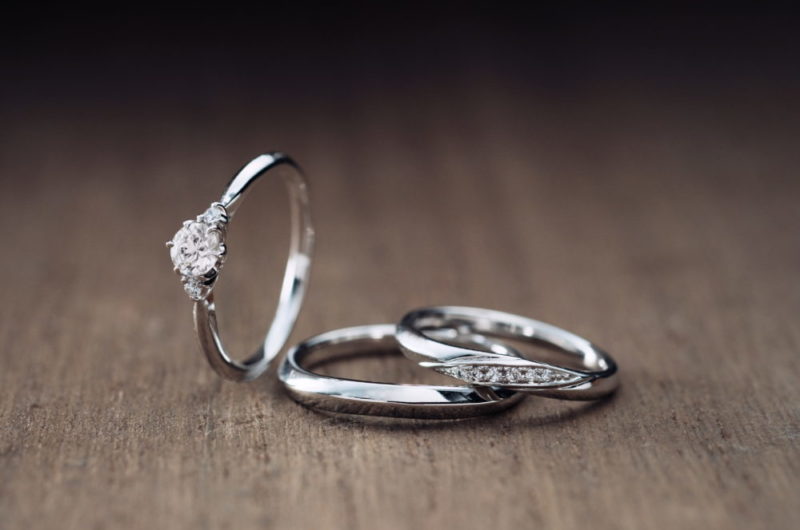 
ストレートで斜めにダイヤの入るデザインのエルドーオリジナルセットリング