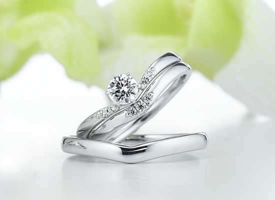 
優しいVラインセンター3石ダイヤ入りのエルドーセレクトブランドディアレスト／DEEAREST『クレール』