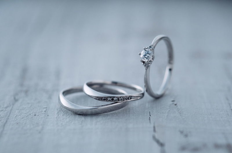 
優しいVラインでシンプルでエタニティーの3本セットのエドーオリジナルブランド『メリア／melia』