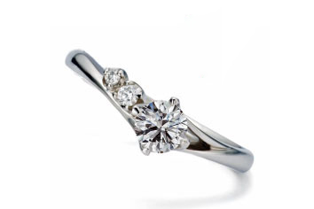 
Sラインサイド2石ダイヤ入りデザインのエルドーセレクトブランドツインズキューピッド／Twins Cupid『ファンファーレ』