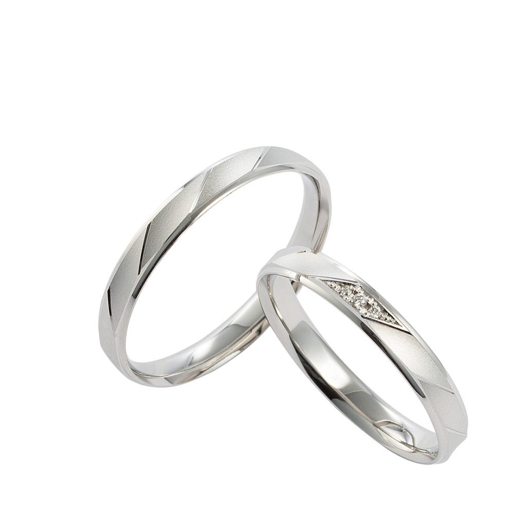 
マス留技法でダイヤモンドを留めたカットが美しいデザイン