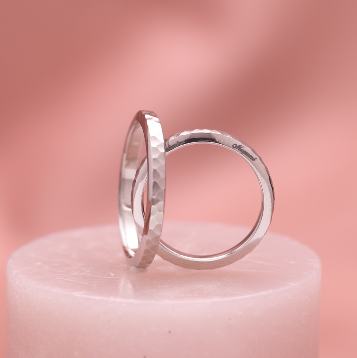 
リングの側面に名前を刻印できるザインのエルドーセレクトブランドカツキ／KATSUKI『ソワン／思いやり』