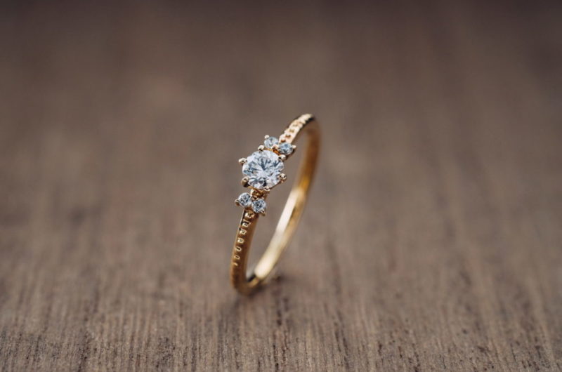 
2石のメレダイヤが並んで入ったエルドーオリジナルブランド『エルドラド／EL dorado』