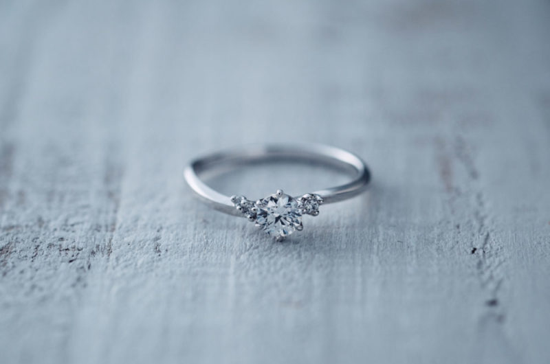 
サイドメレに特徴のシンプルエンゲージのエドーオリジナルブランド『メリア／melia』