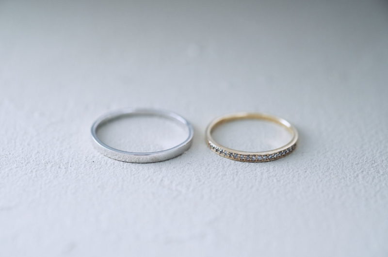 
細めのハーフエタニティーの結婚指輪