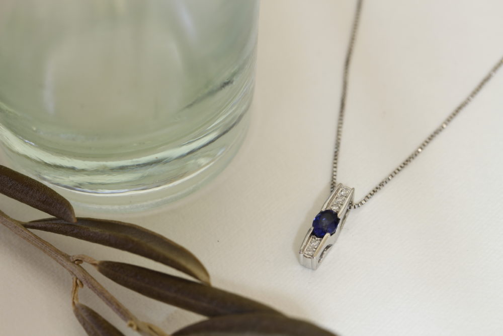 サファイヤの指輪を<br />
ネックレスに