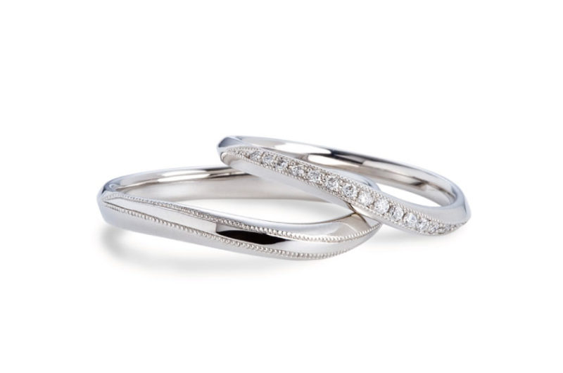 
流れるように入ってるダイヤとミル打ちのデザインがアンティーク感が出る結婚指輪　Twins Cupid/ツインズキューピッド