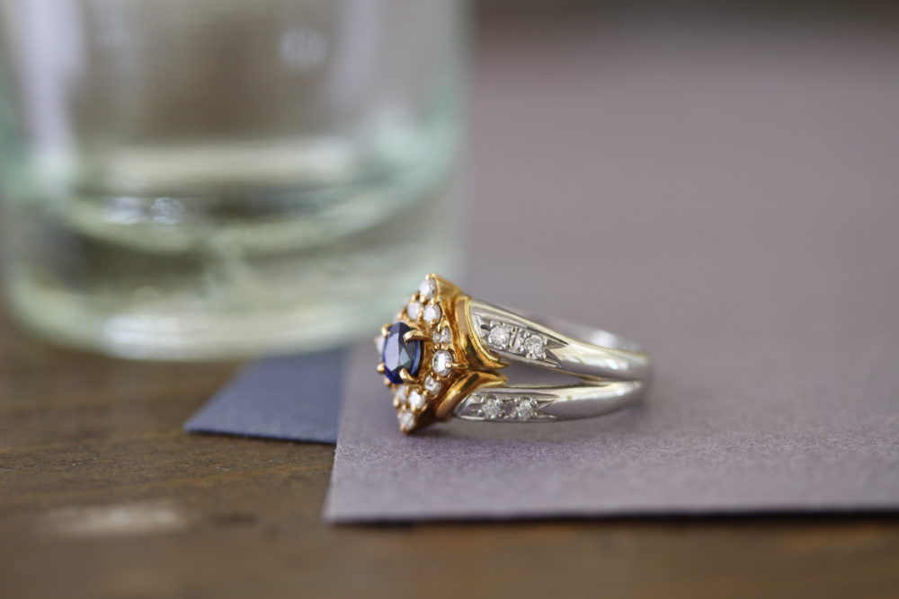 昔購入したお気に入りのサファイアの指輪をずっと身につけれるネックレスへと