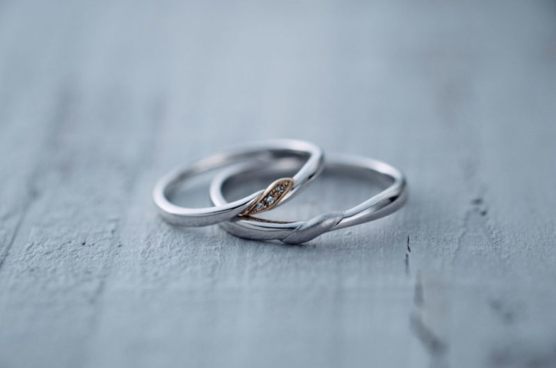 
真ん中のデザインが個性的なマリッジのエドーオリジナルブランド『メリア／melia』