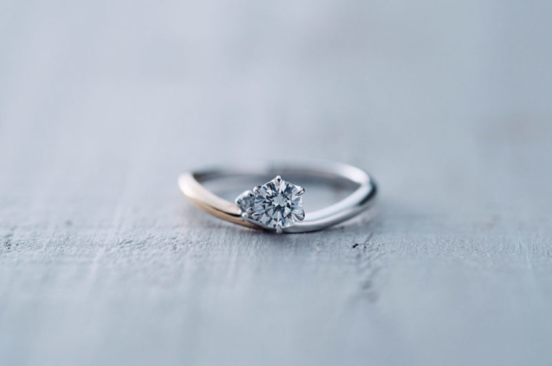 
コンビのやわらかいVラインのシンプルエンゲージのエドーオリジナルブランド『メリア／melia』