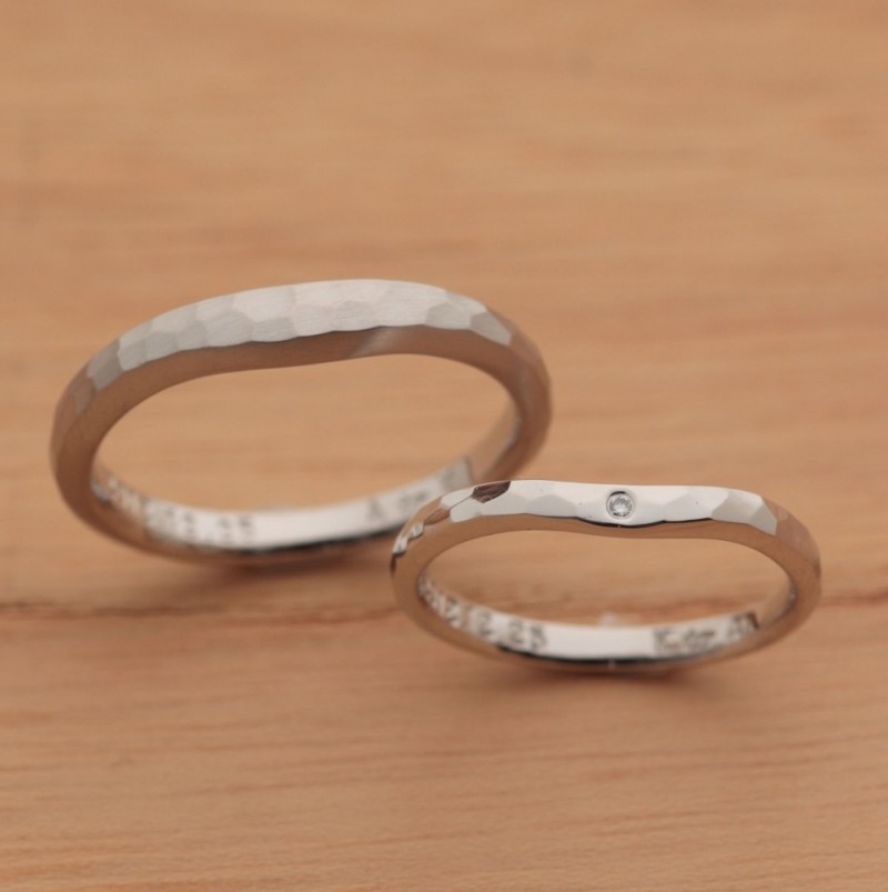 
穏やかなV字と細やかなカッティングのデザインのエルドーセレクトブランドカツキ／KATSUKI『ヴォージュ』