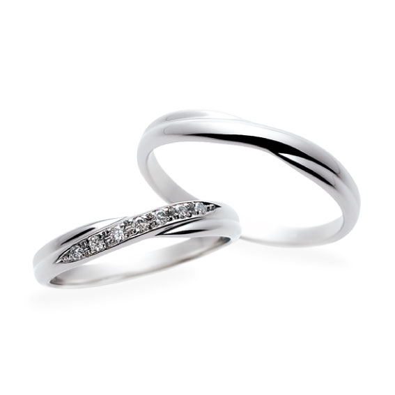 
飛行機雲が大空でリボンをかけたようなエルドーセレクトブランドのサムシング・ブルー