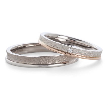 
和紙のような質感とつやのあるラインが個性的な結婚指輪　Twins Cupid/ツインズキューピッド