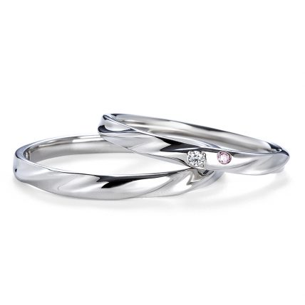 
ピンクダイヤがさりげなく入り優しい雰囲気を作ってくれる結婚指輪　Twins Cupid/ツインズキューピッド