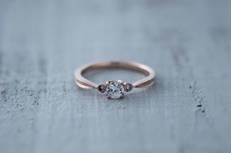 
ダイヤ2石ミル入りストレートのシンプルエンゲージのエドーオリジナルブランド『メリア／melia』