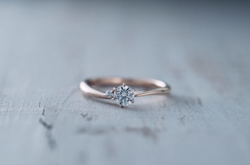 
緩やかなＳラインのシンプルエンゲージのエドーオリジナルブランド『メリア／melia』