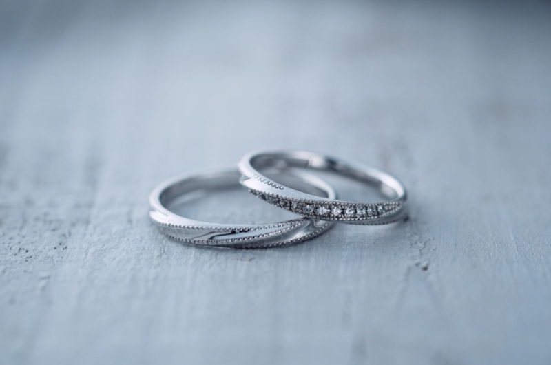 
ミルが斜めに入ったデザインのマリッジのエドーオリジナルブランド『メリア／melia』