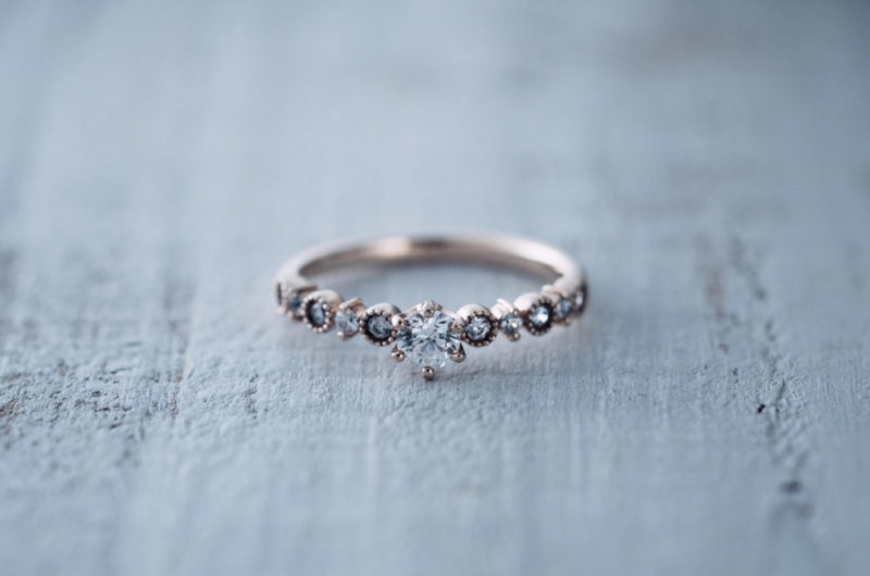 
フクリンミルでアンティークなデザインのストレートのシンプルエンゲージのエドーオリジナルブランド『メリア／melia』