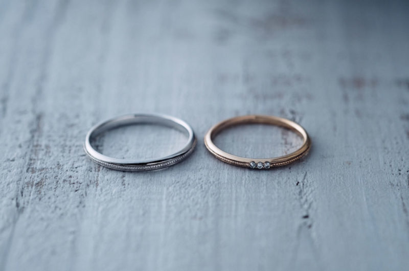 
センターにミル打ちの入ったマリッジのエドーオリジナルブランド『メリア／melia』