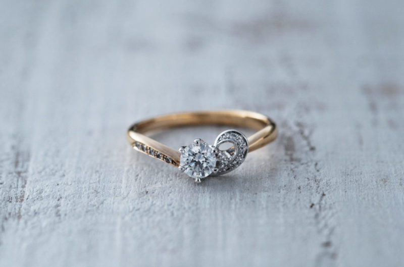 
Vラインの個性的なエンゲージのエドーオリジナルブランド『メリア／melia』