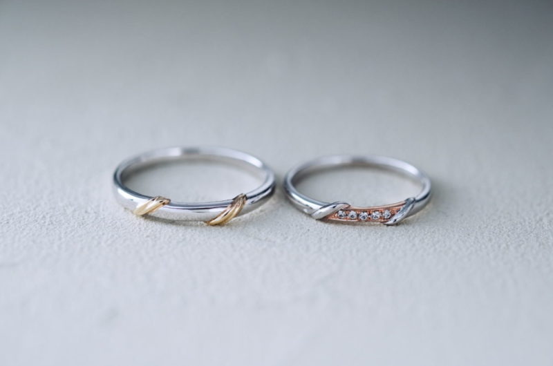 
真ん中にアクセントのラインがあるエルドーオリジナル結婚指輪