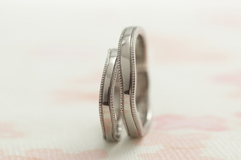 
全体的に波打つデザインのエルドーセレクトブランドカツキ／KATSUKI『ルーナ／月』