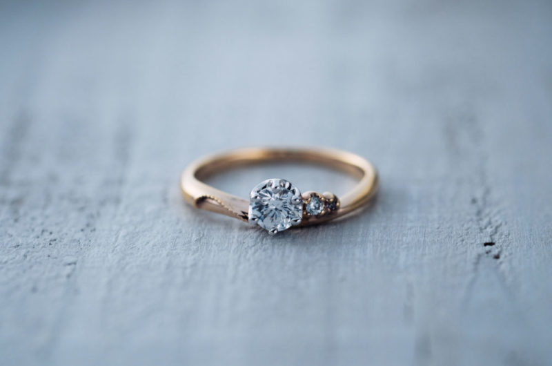 
ストレートでコンビのシンプルエンゲージのエドーオリジナルブランド『メリア／melia』