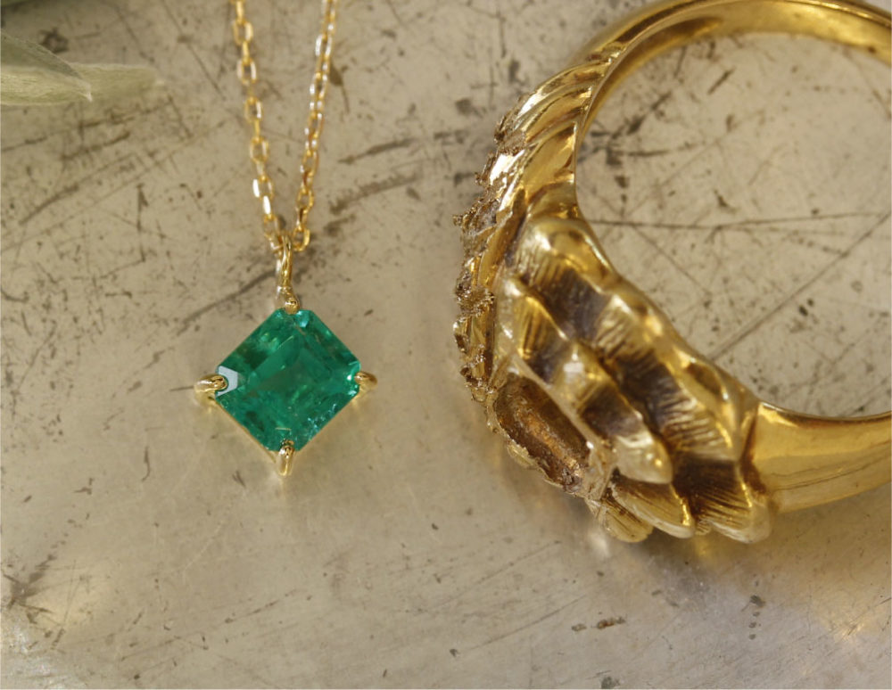 エメラルドの指輪を<br />
ネックレスに