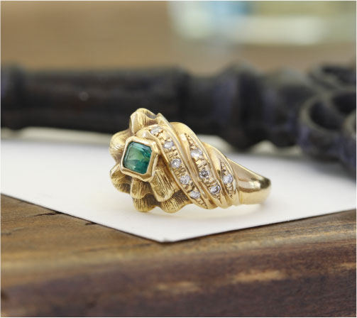 他店さん購入のエメラルドのゴージャスな指輪が