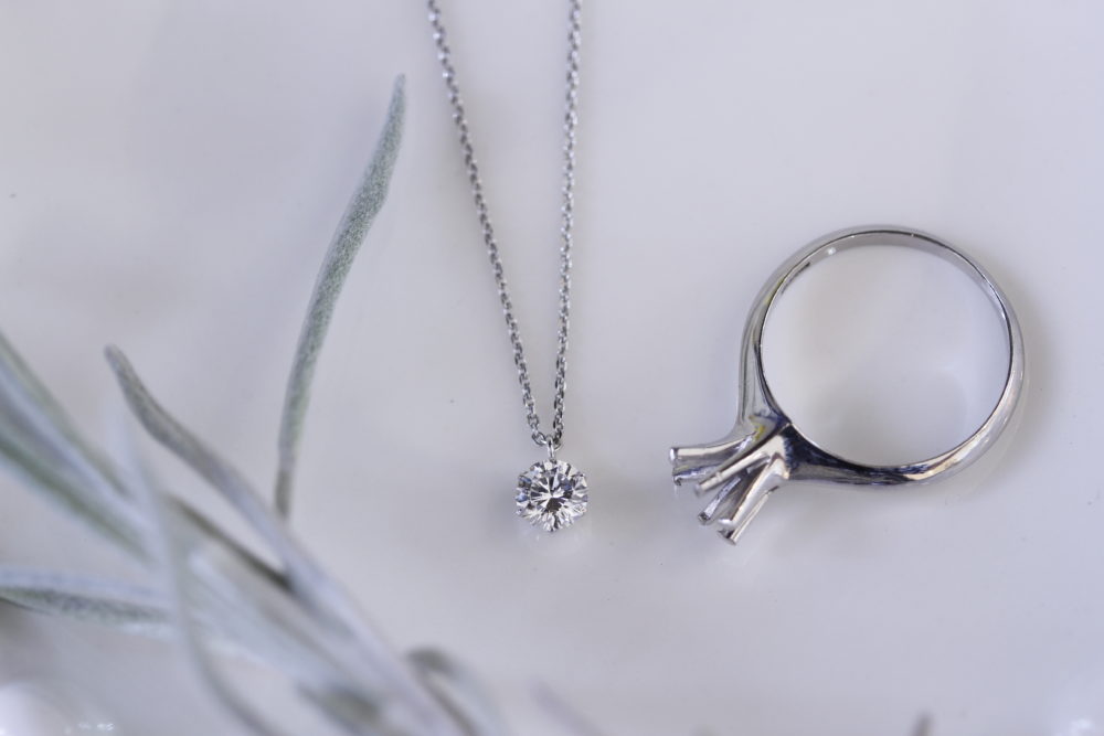 昔の婚約指輪をシンプルなネックレスへと
