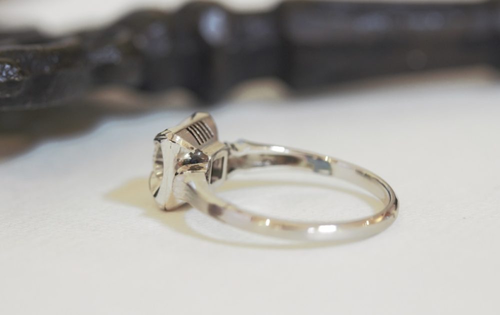 昔購入した指輪のダイヤを使ってアンティーク調なデザインへと