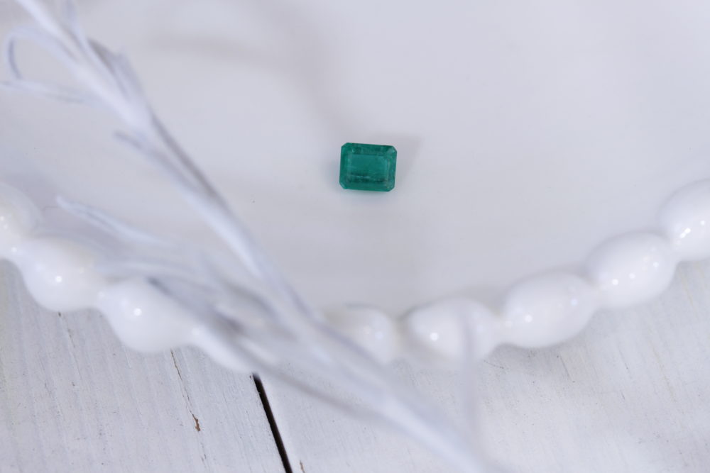 気に入ったエメラルドを探してネックレスへと