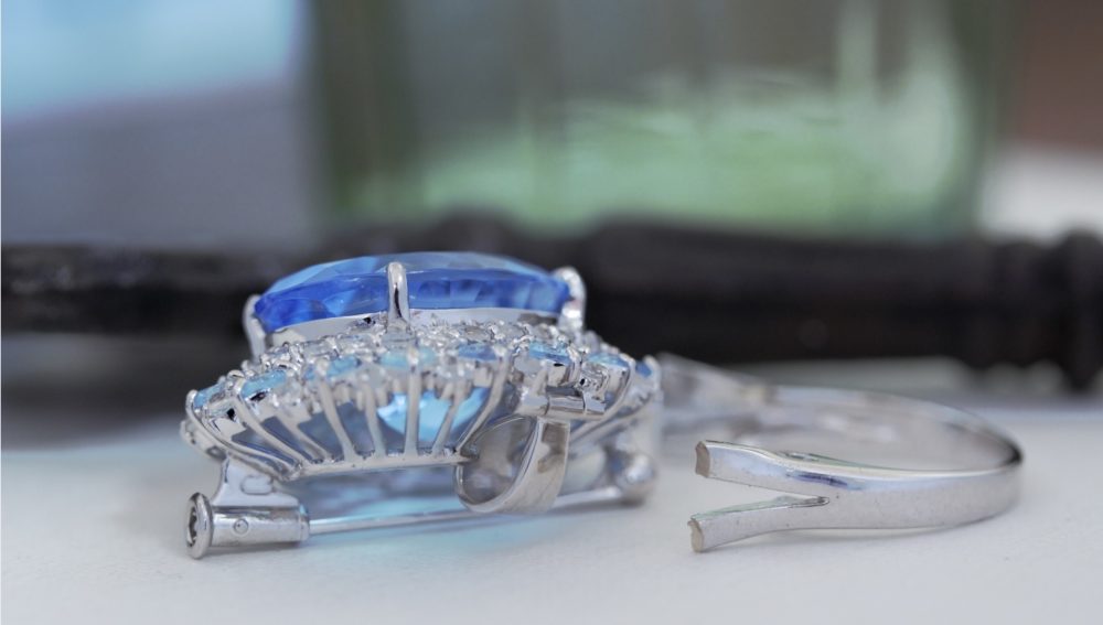 大きな大きなブルートパーズをブローチへと