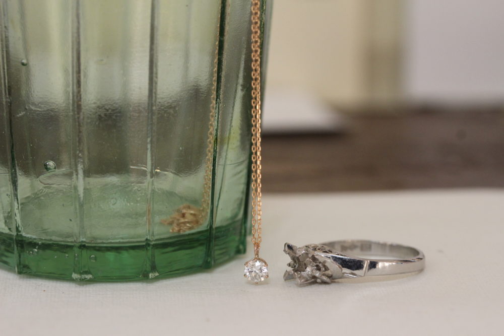 婚約指輪から<br />
ネックレスやピアスへ