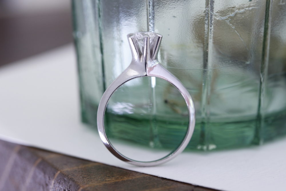 昔の婚約指輪をシンプルなネックレスへと