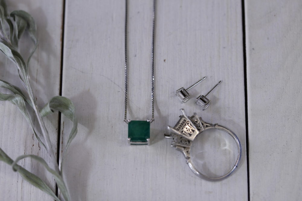 指輪から<br />
ネックレスとピアスに