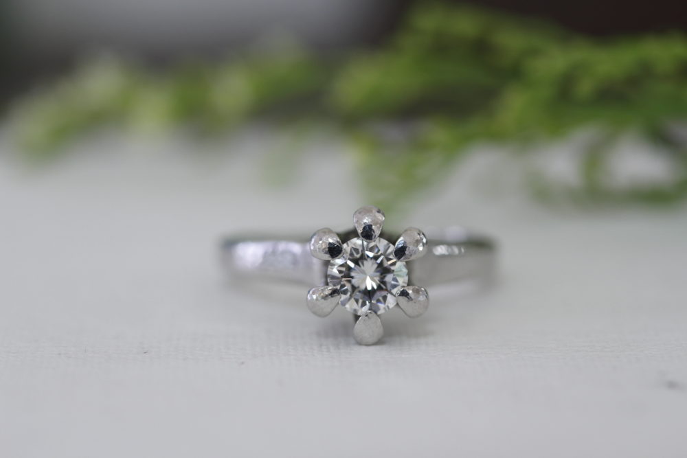 立爪の婚約指輪をネックレスにリフォーム