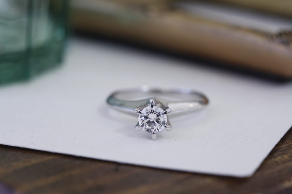 昔の婚約指輪をシンプルなネックレスへと