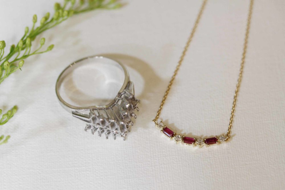 昔流行ったⅤリングから<br />
リングとお揃いのネックレスへ