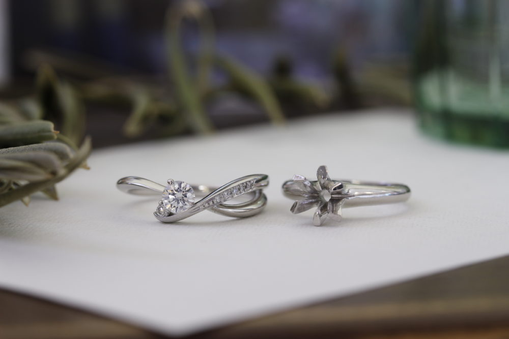 立爪の婚約指輪を<br />
新しいデザインへと